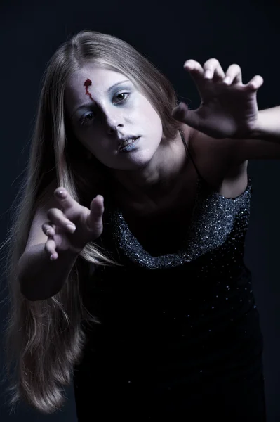 Retrato de zombi con herida en la frente —  Fotos de Stock
