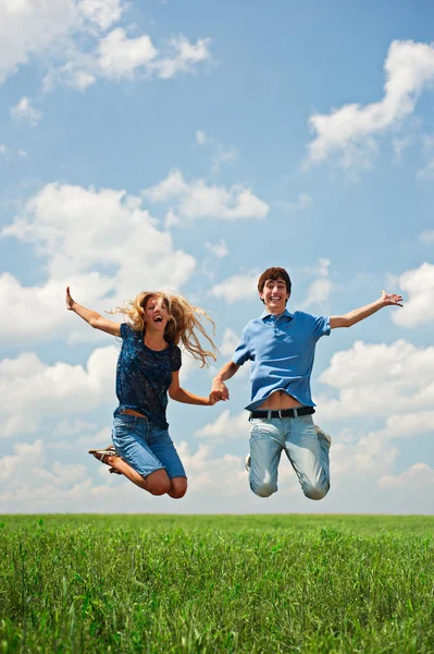 Couple heureux sautant — Photo