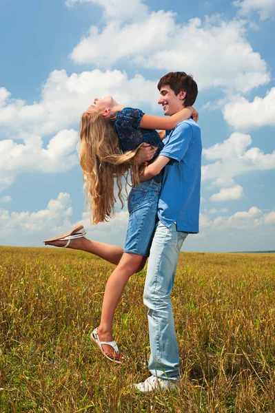 Glückliches Paar auf dem Feld — Stockfoto