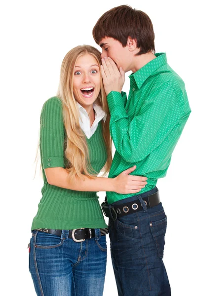 Счастливая девушка слушает своего парня — стоковое фото