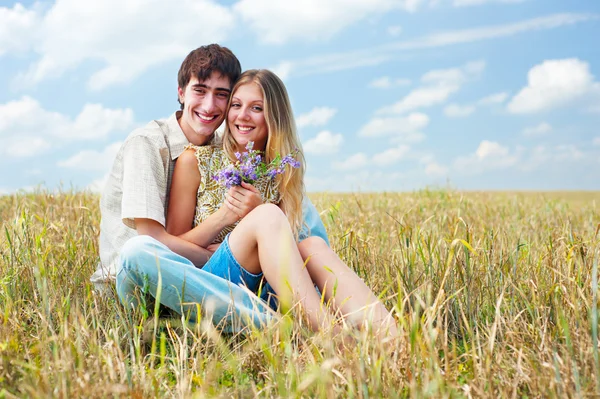 Счастливая молодая пара на фоне голубого неба — стоковое фото
