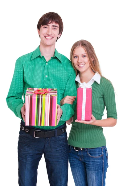 Couple souriant avec cadeaux — Photo