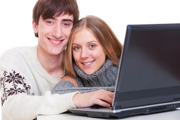 Улыбающаяся пара с ноутбуком — стоковое фото