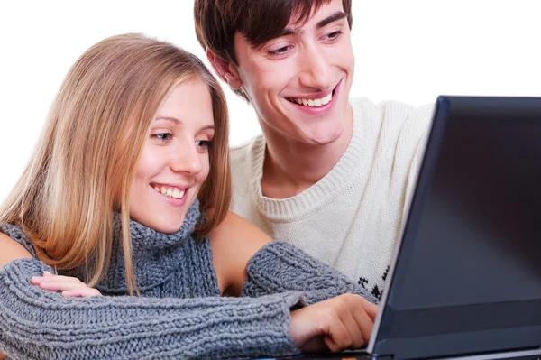 Casal sorridente com laptop — Fotografia de Stock