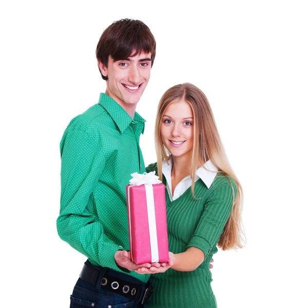 Couple souriant avec cadeau rouge — Photo