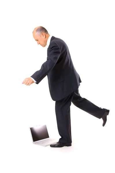 Homme d'affaires coups de pied son ordinateur portable — Photo