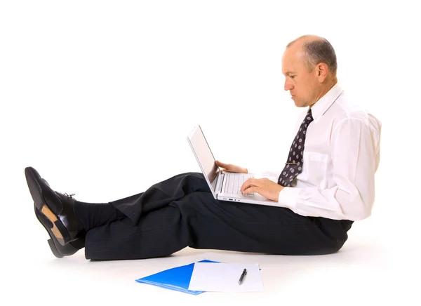 Affärsman på golvet med laptop — Stockfoto