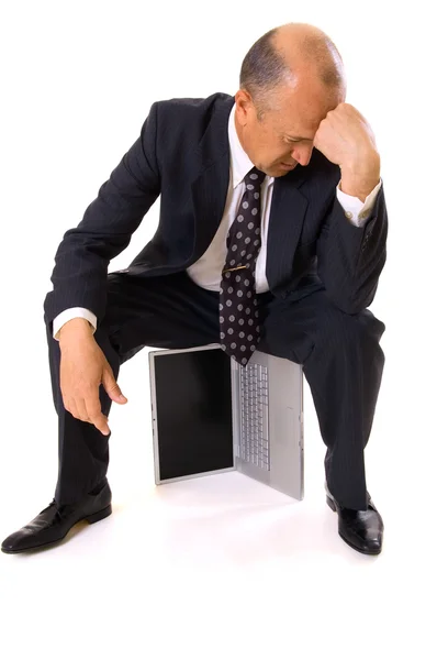 Affärsman sitter på bärbar dator — Stockfoto