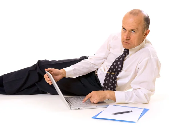 Homme d'affaires avec ordinateur portable et documents — Photo