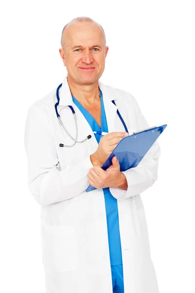 Starszy lekarz pisania raportów — Zdjęcie stockowe