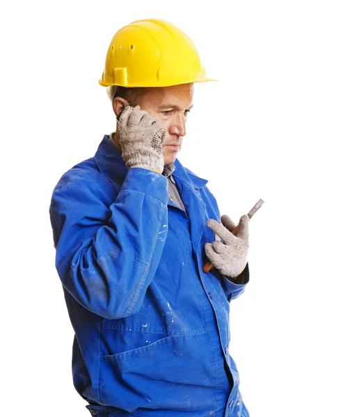 Vážné dělník mluví na mobilním telefonu — Stock fotografie