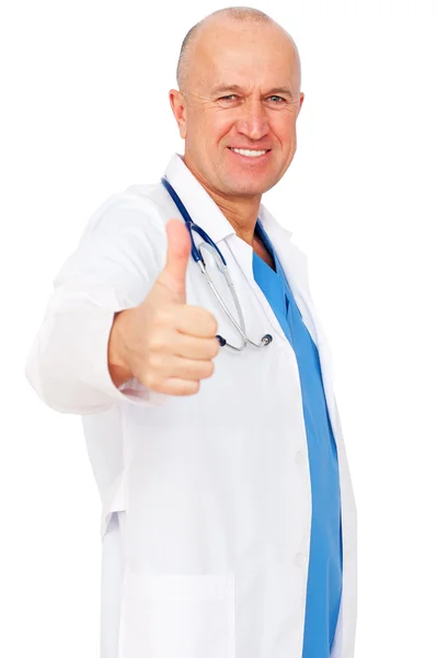 Médico sorridente mostrando polegares para cima — Fotografia de Stock