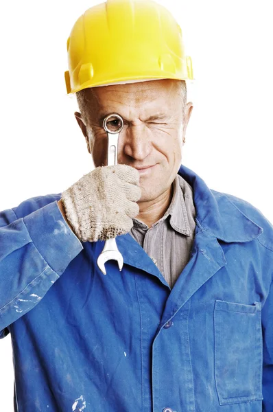 Arbeiter schaut durch Schraubenschlüssel — Stockfoto