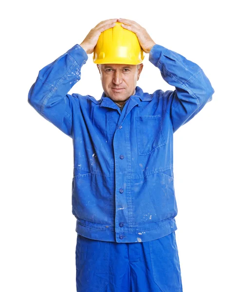 Trabalhador com as mãos no seu chapéu duro — Fotografia de Stock