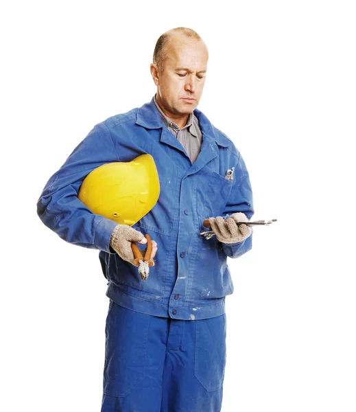 Un ouvrier qui regarde les outils — Photo