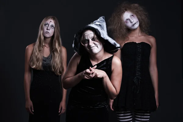 Tre halloween personligheter över mörk bakgrund — Stockfoto