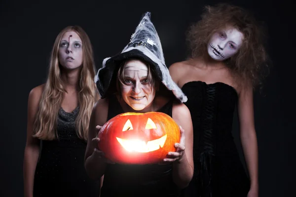 Три персонажа Хэллоуина с оранжевой тыквой — стоковое фото