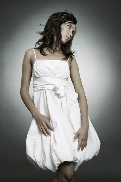 Schöne traurige Frau im Kleid, die auf etwas schaut — Stockfoto