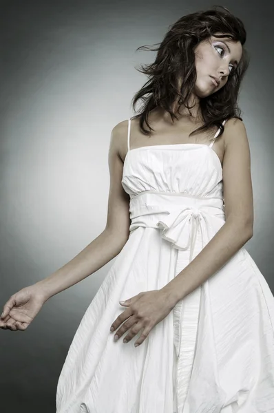 Piękna smutna kobieta w sukni — Zdjęcie stockowe