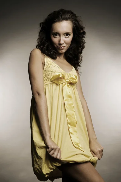 Hermosa mujer en vestido amarillo —  Fotos de Stock