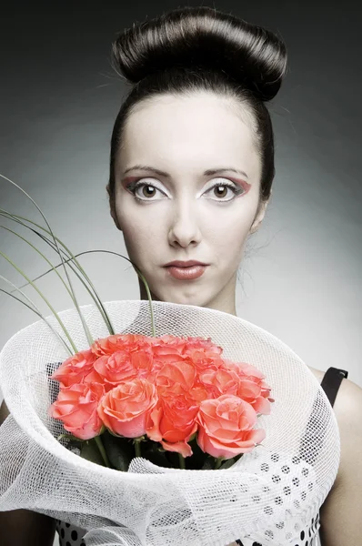 Retrato de mulher bonita com buquê de rosas — Fotografia de Stock