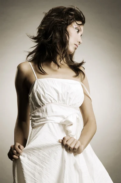 하얀 드레스를 입고 매력적인 여자의 초상화 — 스톡 사진