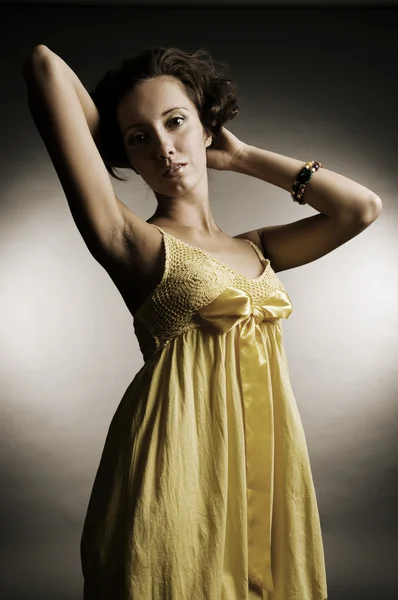 黄色のドレスで美しいモデル — ストック写真