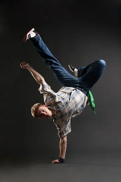 Breakdancer de pé em congelamento fresco — Fotografia de Stock