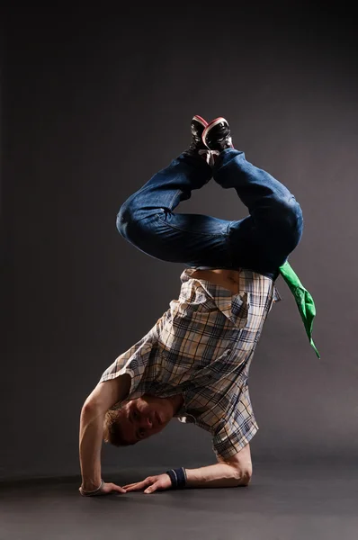 힙합 남자 그의 팔꿈치에 서 있는 — 스톡 사진