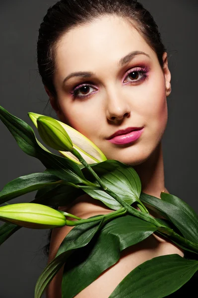 Mulher atraente com folhas verdes — Fotografia de Stock