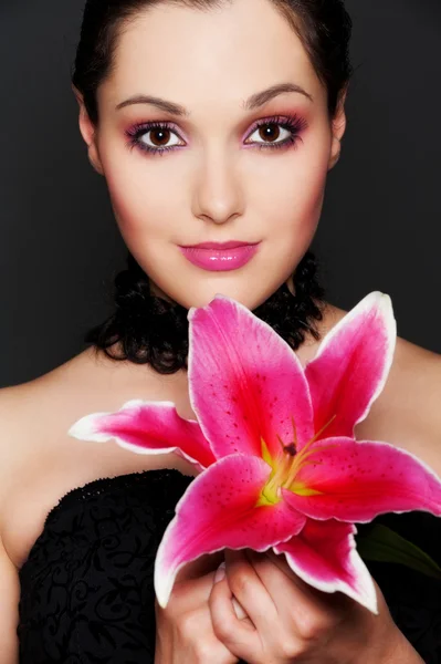 Привлекательная женщина с розовым цветом — стоковое фото
