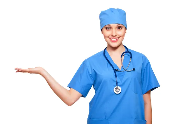 Schöne Krankenschwester, die etwas hält — Stockfoto