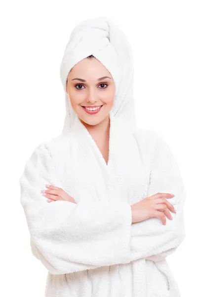 Mulher bonita em toalha branca e roupão de banho — Fotografia de Stock