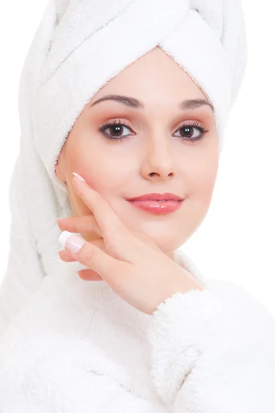 Mulher bonita em toalha branca na cabeça — Fotografia de Stock