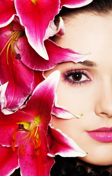Mooie vrouw met roze lelies — Stockfoto