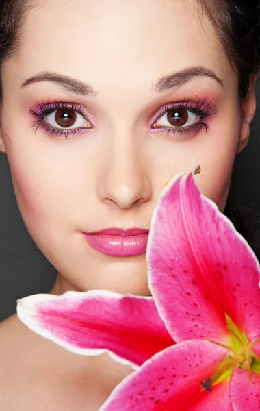Красивая женщина с розовой лилией — стоковое фото