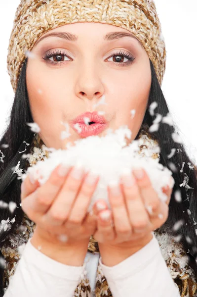 Piękna kobieta z śniegu w jej dłoni — Zdjęcie stockowe
