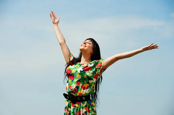 Mulher feliz contra o céu azul — Fotografia de Stock