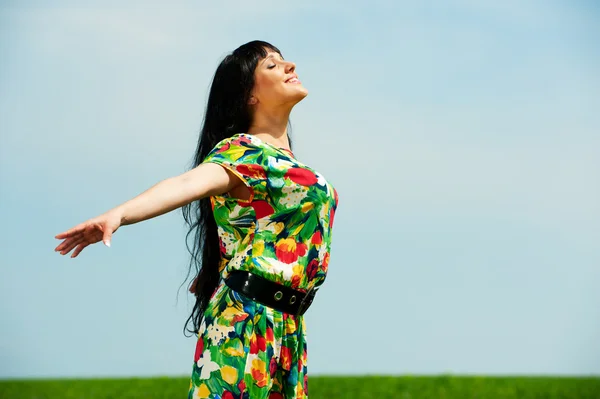 Donna felice contro il cielo blu — Foto Stock