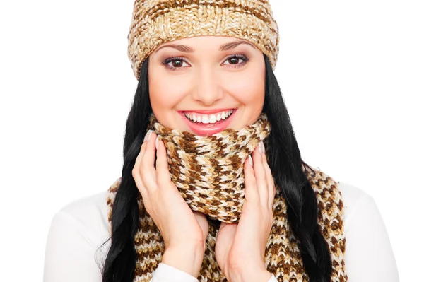 Riendo joven mujer en sombrero y bufanda —  Fotos de Stock