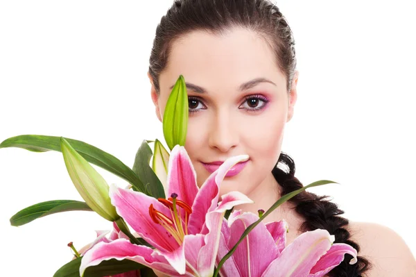 Mulher encantadora com um monte de flores roxas — Fotografia de Stock