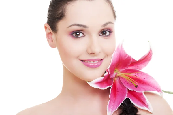 Mooie vrouw met paarse bloem — Stockfoto