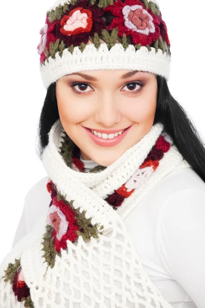 Mulher sorridente de chapéu e cachecol — Fotografia de Stock