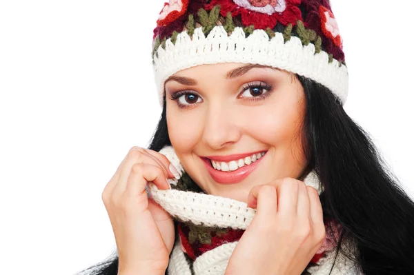 Donna sorridente in cappello e sciarpa — Foto Stock