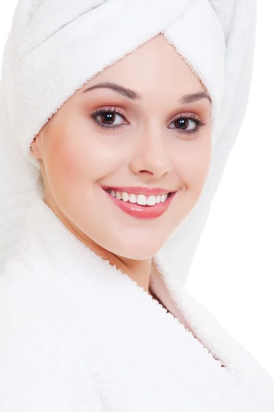 Mulher sorridente em roupão branco — Fotografia de Stock