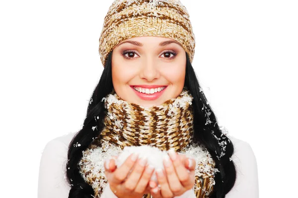 Mulher sorridente com neve na palma da mão — Fotografia de Stock