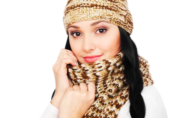 Mujer joven sonriente en sombrero y bufanda —  Fotos de Stock