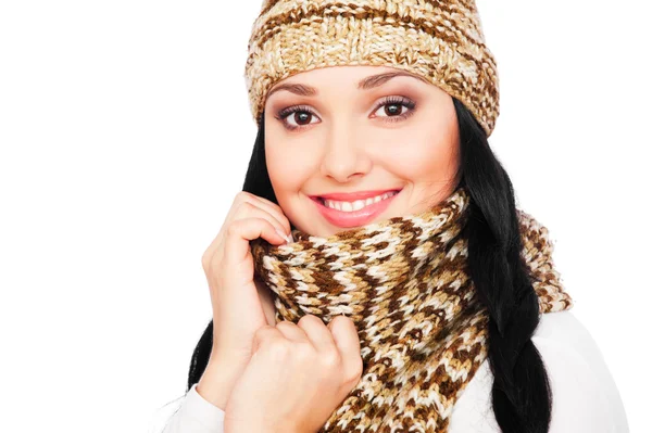 Sorridente giovane donna in cappello e sciarpa — Foto Stock