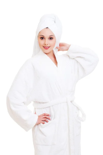 Vrouw in witte handdoek en badjas — Stockfoto
