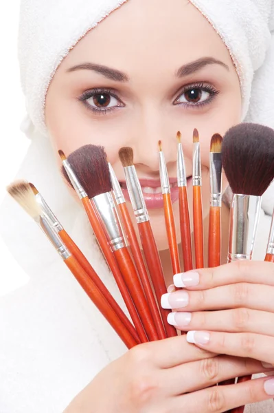 Mulher com escovas para maquiagem — Fotografia de Stock